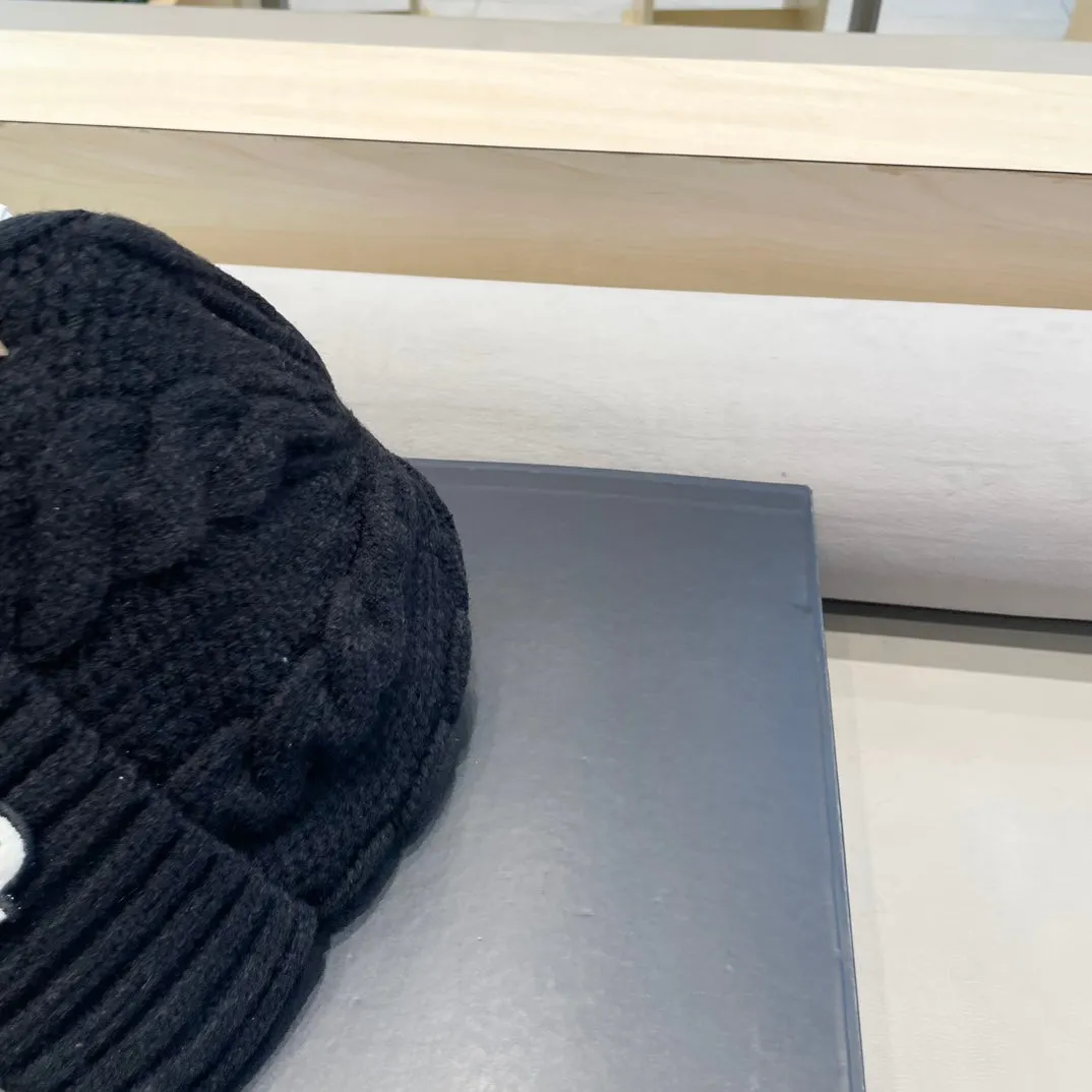 CABLE-KNIT BEANIE HAT IN BLACK WOOL 438140