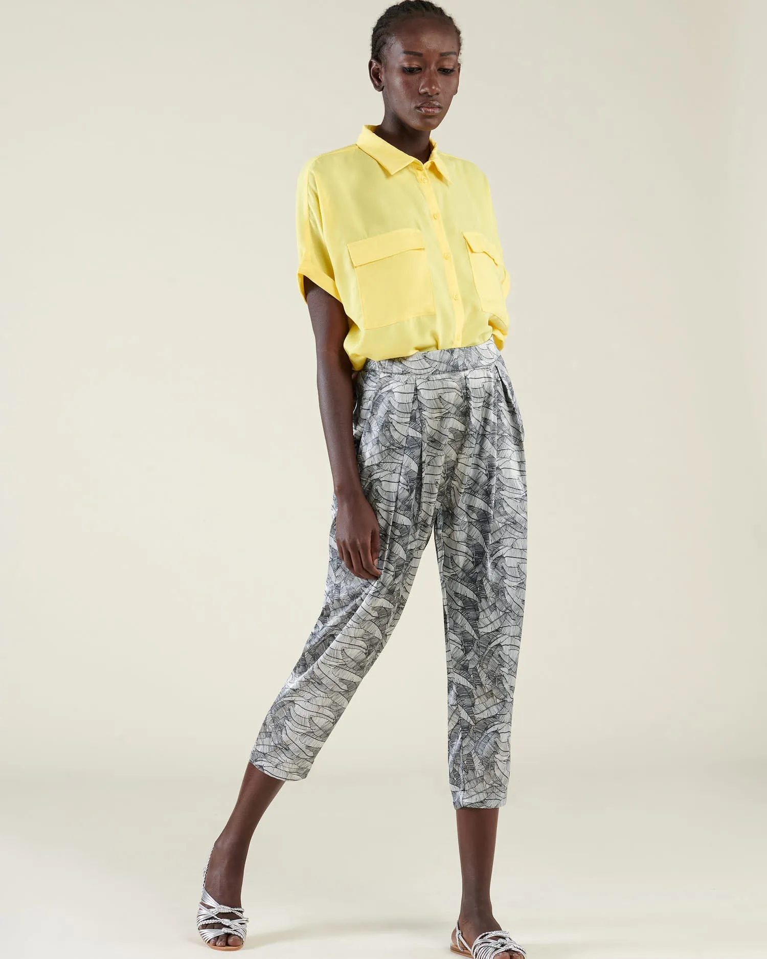 Cropped pants with pleat