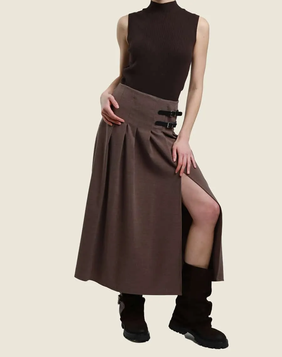 Midi skirt with slit on the side