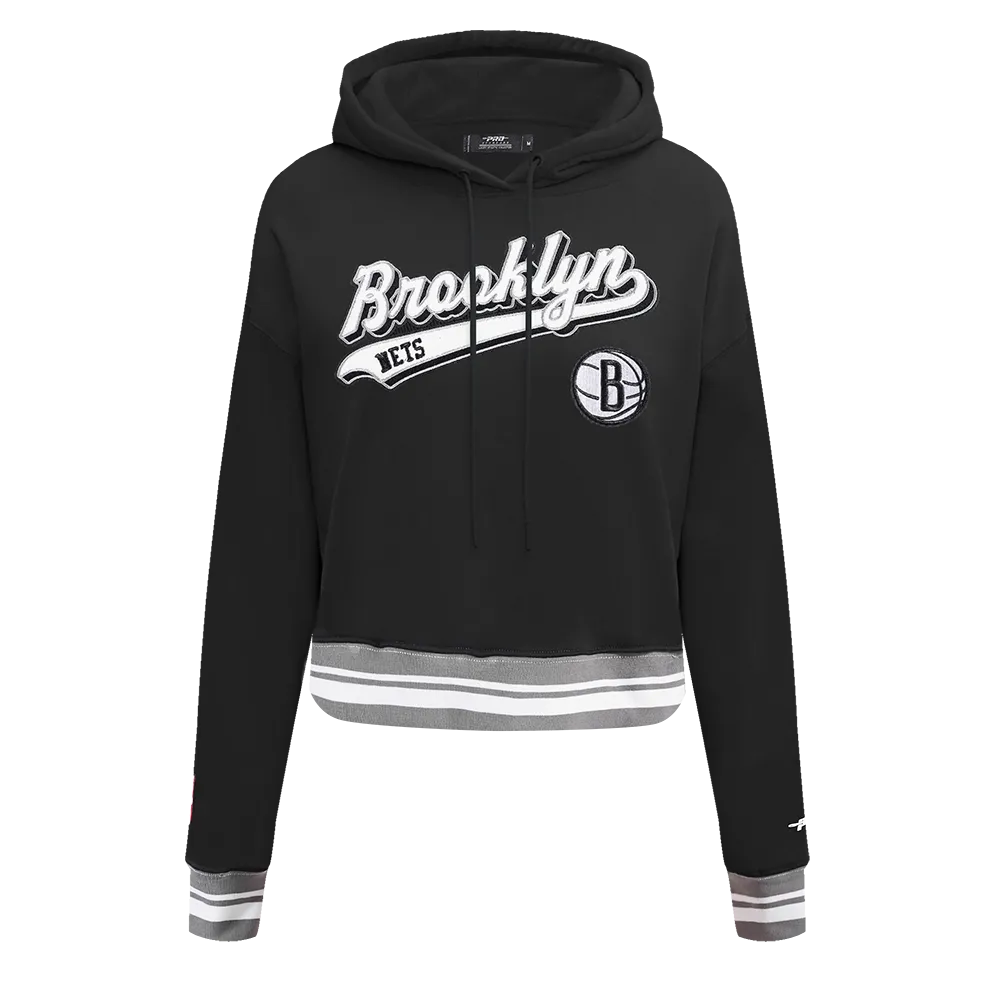 NBA BROOKLYN NETS SCRIPT TAIL WOMEN'S RIB FLC CROPPED PO HOODIE (BLACK/GRAY)