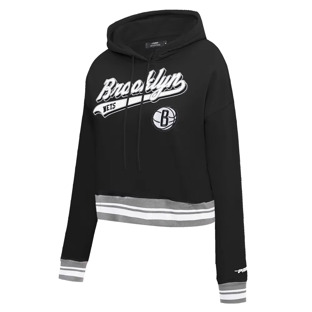 NBA BROOKLYN NETS SCRIPT TAIL WOMEN'S RIB FLC CROPPED PO HOODIE (BLACK/GRAY)